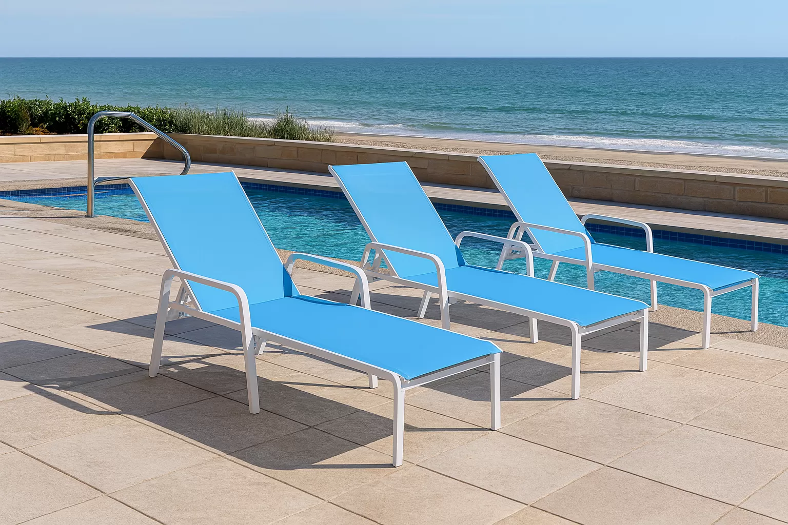 Kit com 5 Espreguiçadeiras para Piscina Summer - Alumínio Branco, Tela Sling Azul Claro | Empilhável