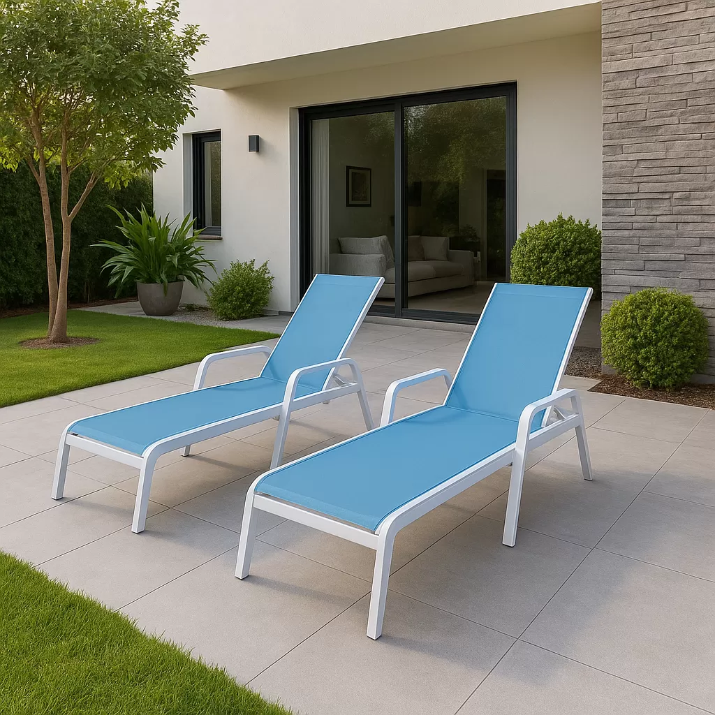 Espreguiçadeira para Piscina Summer - Alumínio Branco, Tela Sling Azul Claro | Empilhável